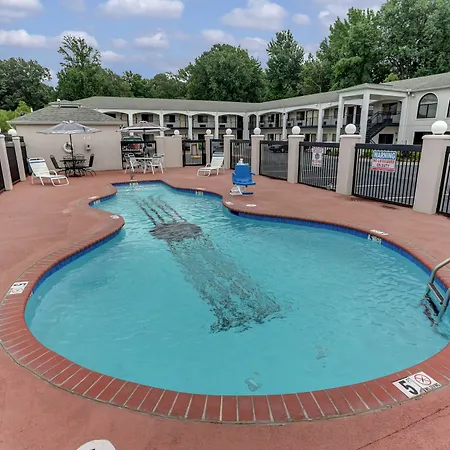 Memorylane Inn & Suites